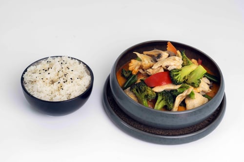 140 - Chicken Curry (leicht scharf) 