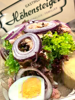 Großer Salat mit Thunfisch, Zwiebeln & Ei Großer Salat mit Thunfisch, Zwiebeln & Ei