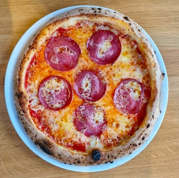 Pizza Salami klein