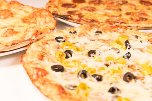 Pizza mit Oliven und Zwiebeln