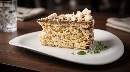 Kievskij Torte - Baiser-Torte mit Haselnüssen Kievskij Torte - Baiser-Torte mit Haselnüssen