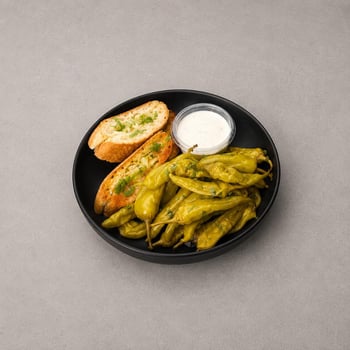 Gegrillte Peperoni mit Brot & Dip Gegrillte Peperoni mit Brot & Dip