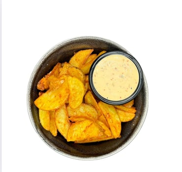 Hausgemachte Kartoffelspalten & würziger Dip