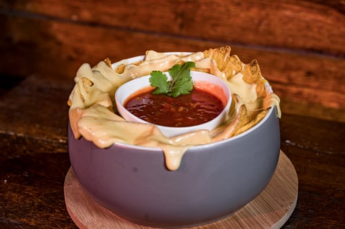 Nachos mit Käse überbacken