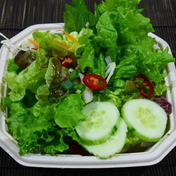 Bunter gemischter Salat mit Mai Style Sauce