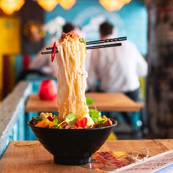 Curry Flying Noodles - mit Beef Curry Flying Noodles - mit Beef