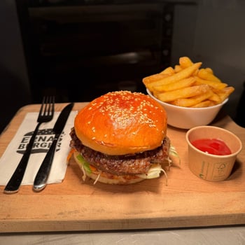 Menü Klassik Burger mit Pommes Menü Klassik Burger mit Pommes