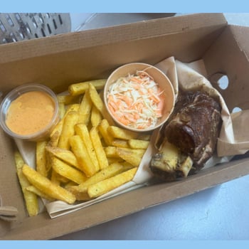 BBQ Schweinshaxä mit Pommes, Cole Slaw und Huusauce