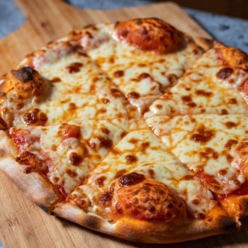 Pizza Margherita / Basis Pizza zum selber belegen Pizza Margherita / Basis Pizza zum selber belegen