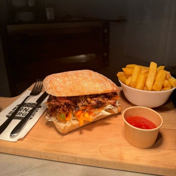 Menü Pulled Pork Sandwich mit Pommes Menü Pulled Pork Sandwich mit Pommes