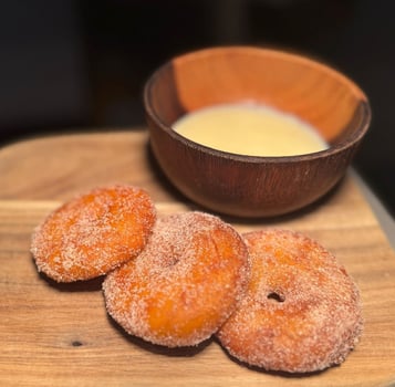 3 Frittierte Apfelringe mit Zimt-Zucker und Vanille Sauce 3 Frittierte Apfelringe mit Zimt-Zucker und Vanille Sauce