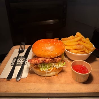Menü Crispy Chicken Burger mit Pommes Menü Crispy Chicken Burger mit Pommes