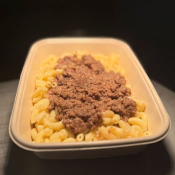 Ghackets und Hörnli mit Apfelmus und Reibkäse Ghackets und Hörnli mit Apfelmus und Reibkäse