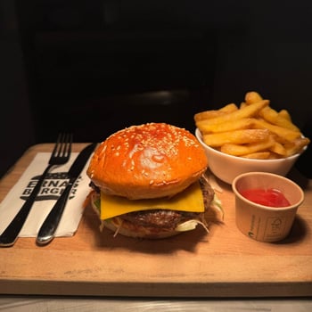 Menü Cheese Burger mit Pommes Menü Cheese Burger mit Pommes