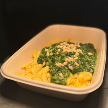 Spätzlipfanne mit Spinat und Pinienkernen Spätzlipfanne mit Spinat und Pinienkernen