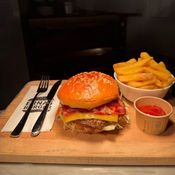 Menü Kalbsbacon Cheese Burger mit Pommes Menü Kalbsbacon Cheese Burger mit Pommes