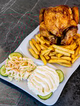 Ganzes Hähnchen Teller Ganzes Hähnchen Teller