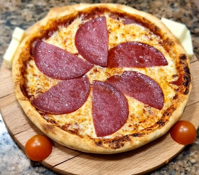 Pizza Salami Medium