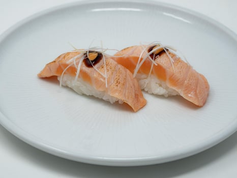 Nigiri Shake Aburi - abgeflämmt- (2 Stück) Nigiri Shake Aburi - abgeflämmt- (2 Stück)