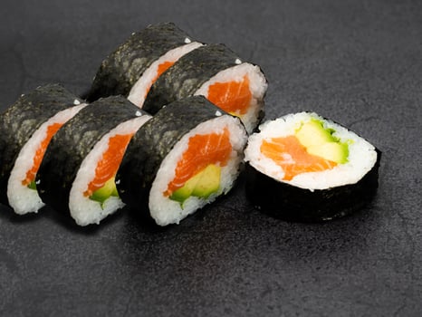 Lachs Avocado Maki (5 Stück)