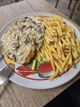 Putenschnitzel mit Pommes im Rahmpilzsoße Putenschnitzel mit Pommes im Rahmpilzsoße