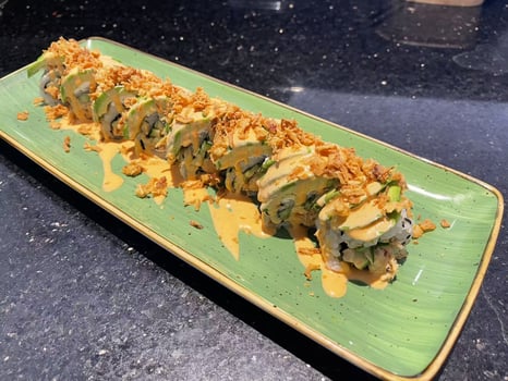 O8.B Chicago Roll mit Avocado Topping O8.B Chicago Roll mit Avocado Topping