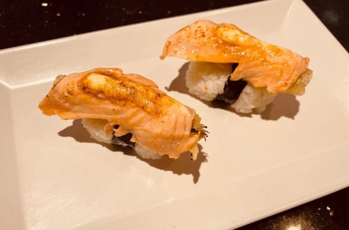 N9. Flamed Lachs Nigiri mit Spargel