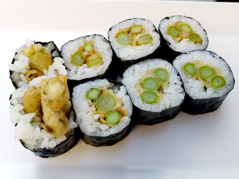 M8. Tempura Spargel Maki