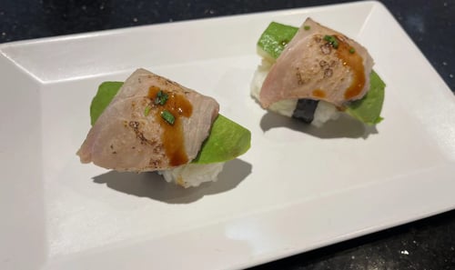 N10. Flamed Tuna Nigiri mit Avocado