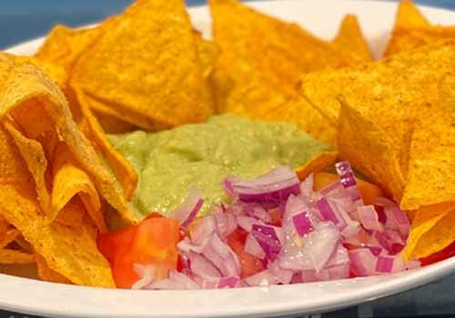 Nachos mit Guacamole (vegan) Nachos mit Guacamole (vegan)