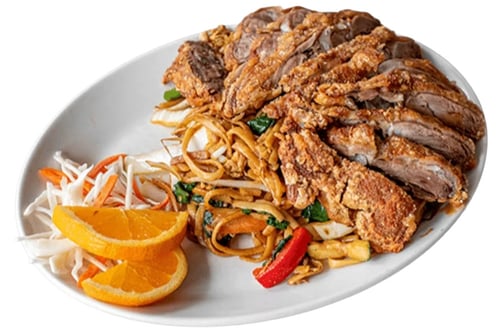 Gebratene Bandnudeln mit knuspriger Ente und Ei