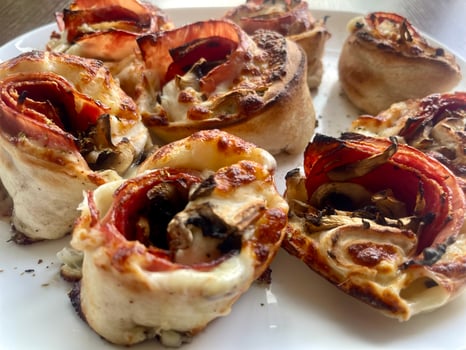 48. Pizzabrötchen Salami,Schinken & Champignons 48. Pizzabrötchen Salami,Schinken & Champignons