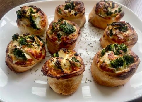 54. Pizzabrötchen Blattspinat & Fetakäse