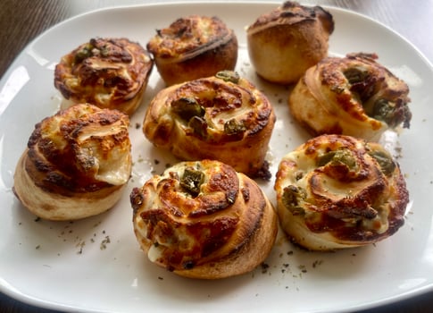 53. Pizzabrötchen Sardellen & Kapern