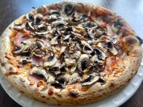 4. Pizza Prosciutto e Funghi 4. Pizza Prosciutto e Funghi