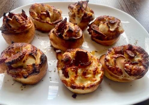 51. Pizzabrötchen Knoblauchwurst & Grillkäse 51. Pizzabrötchen Knoblauchwurst & Grillkäse