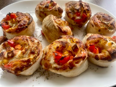 52. Pizzabrötchen Grillkäse, Mais & Paprika 52. Pizzabrötchen Grillkäse, Mais & Paprika