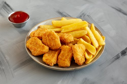 6 Chicken Nuggets mit Pommes 6 Chicken Nuggets mit Pommes
