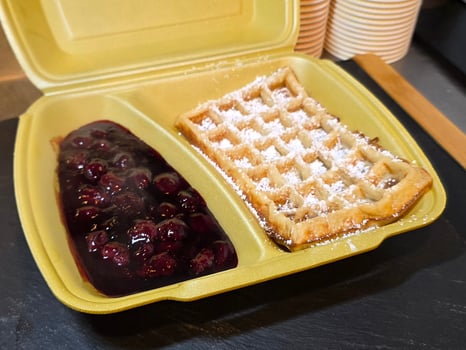 Waffel mit Kirsche