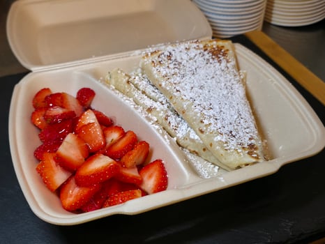 Blini frischen Erdbeeren und Erdbeersauce