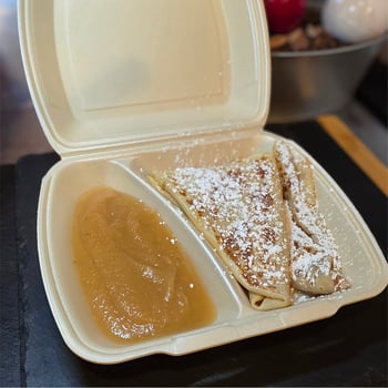 Blini mit Apfelmus  und Zucker