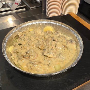 Bratkartoffeln mit Speck und Gurkensalat