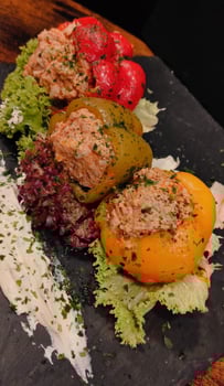 Gefüllte Paprika mit Hackfleischbällchen und Kartoffeln Gefüllte Paprika mit Hackfleischbällchen und Kartoffeln