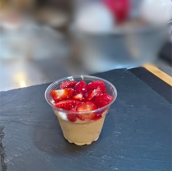 Milchreis mit frische Erdbeere und Erdbeersoße