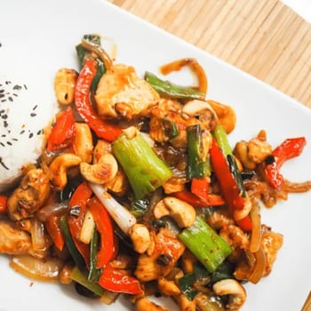 Hühnerfleisch mit Cashewnüssen Hühnerfleisch mit Cashewnüssen