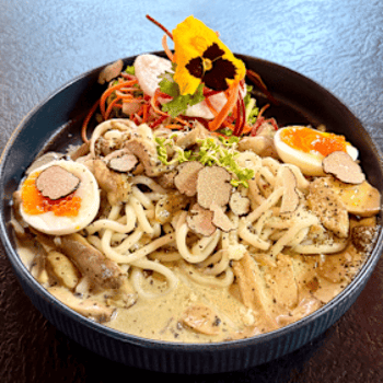 Trüffel Udon mit Hühnerfleisch Trüffel Udon mit Hühnerfleisch