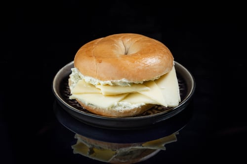 Bagel mit Gouda und Frischkäse 