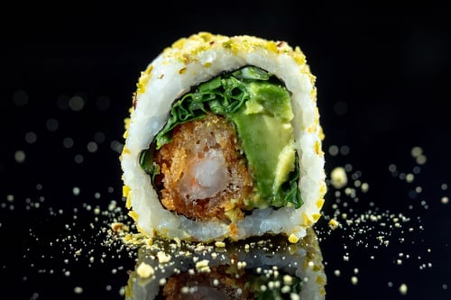 (160e) California Tempura Garnelen mit Avocado und Rucola mit Pistazienstreusel (160e) California Tempura Garnelen mit Avocado und Rucola mit Pistazienstreusel