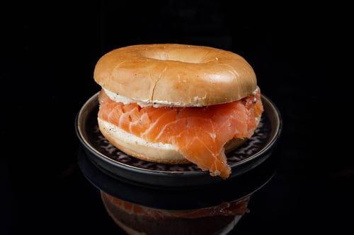 Bagel mit Lachs und Frischkäse , Rucola