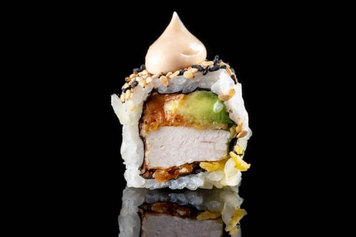 (150b) California Crispy Chicken mit Avocado und Erdnussmayo